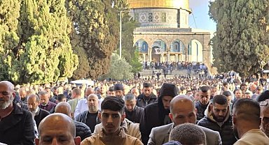 Mescid-i Aksa'da 120 bin kişi bayram namazını kıldı