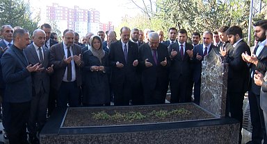 MHP'li Yalçın ve Özdemir'den Türkeş'in kabrine ziyaret