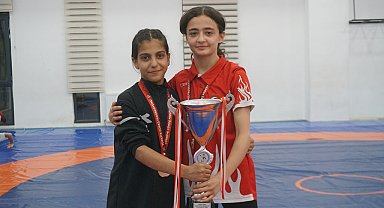 Milli güreşçi Evin Demirhan'a verdikleri sözü tutup, Türkiye şampiyonu oldular