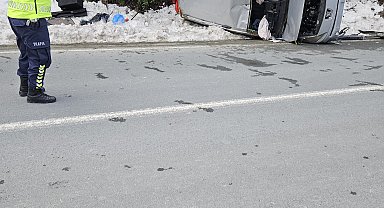 Minibüs ile hafif ticari araç çarpıştı: 3 yaralı