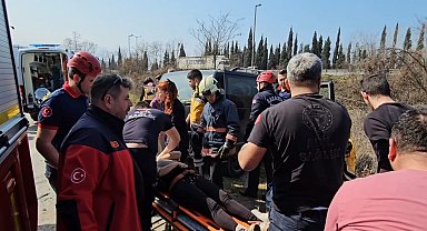 Minibüs ile otomobil çarpıştı; 5'i çocuk 10 yaralı