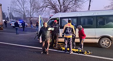 Minibüs, kırmızı ışıkta bekleyen TIR'a çarptı; sıkışan sürücüyü itfaiye kurtardı