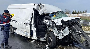 Minibüs, tankere çarptı; 1 ölü, 1 yaralı