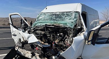 Minibüs TIR'a arkadan çarptı; kuzenlerden 1'i öldü, diğeri yaralandı