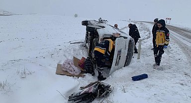 Minibüsle hafif ticari araç karlı yolda çarpıştı: 2 yaralı