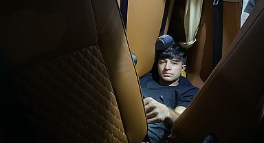 Minibüste koltukların arasından kaçak göçmen çıktı