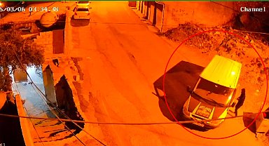 Minibüsü iterek çalmaya kalkıştılar; o anlar kamerada