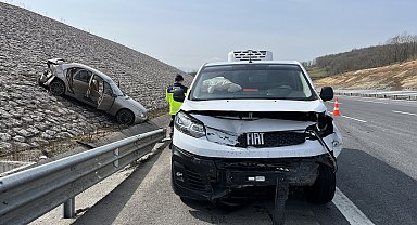 Minibüsün çarptığı otomobil, yoldan çıktı; 2 yaralı