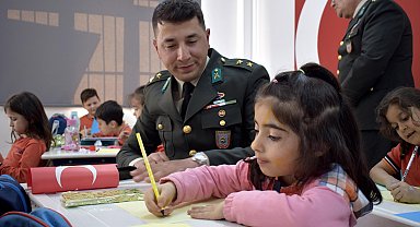 Minik ellerden Mehmetçiğe mektup