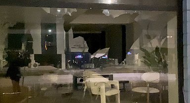 Mobilya mağazasının camlarını taşla kırıp, kaçtı