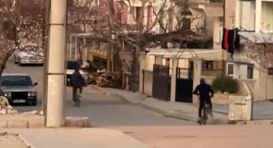 Molotoflu saldırganlar kameraya yakalandı