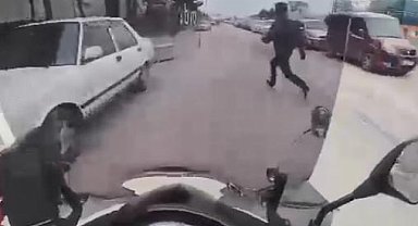 Motosikletin yayaya çarptığı kaza, sürücünün kask kamerasında