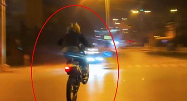 Motosikletinin ön tekerini kaldırıp, trafiği tehlikeye attı; o anlar kamerada
