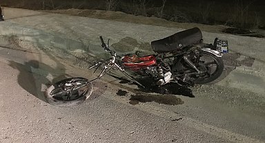 Motosikletle hafif ticari araç çarpıştı: 2 ölü, 1 yaralı