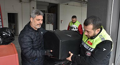 Motosikletli kuryeler, taşıma çantalarını sökmek zorunda kalıyor