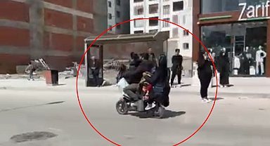 Motosiklette 3'ü çocuk 5 kişinin tehlikeli yolculuğu kamerada