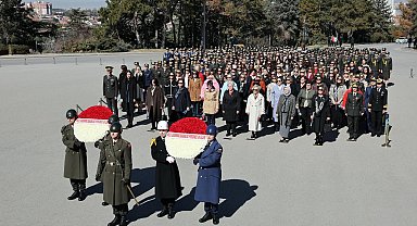 MSB personeli, komutan eşleri ve kadın askerlerden Anıtkabir'e ziyaret