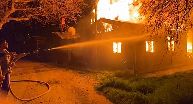 Mudanya'da elektrik direğinden çıkan yangında çoğu ahşap 18 ev kullanılmaz hale geldi