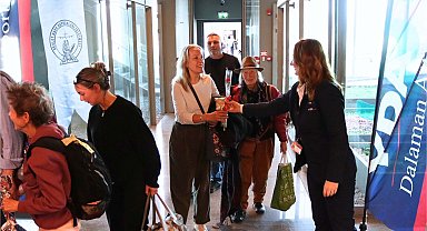 Muğla'da sezonun ilk turist kafilesi çiçeklerle karşılandı