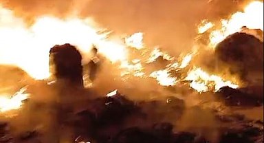 Niğde'de plastik geri dönüşüm tesisindeki yangın söndürüldü