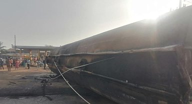 Nijerya'da akaryakıt tankerinin patlaması sonucu hayatını kaybedenlerin sayısı 12'ye yükseldi