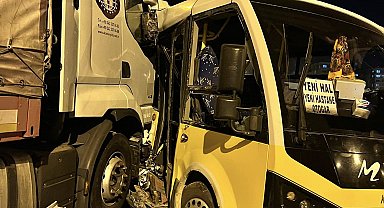 Nusaybin'de TIR ile yolcu minibüsü çarpıştı: 4 yaralı