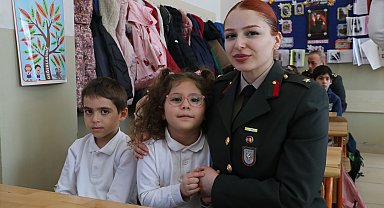 Okuma yazmayı öğrenen 1'inci sınıf öğrencilerinden Mehmetçiğe mektup