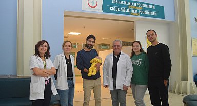 Organları dışarıda doğan bebek, ameliyatla sağlığına kavuştu