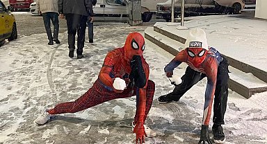 Örümcek adamların kar topu savaşı