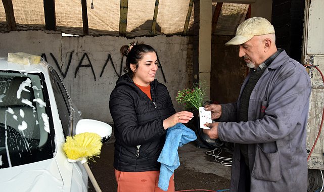 Oto yıkamacıya 'Kadınlar Günü' sürprizi