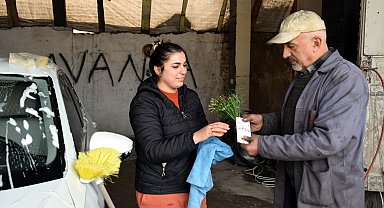 Oto yıkamacıya 'Kadınlar Günü' sürprizi