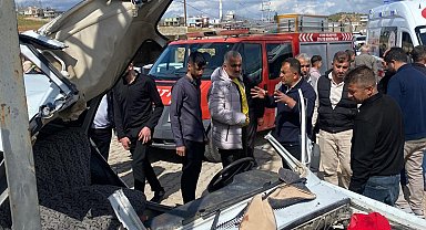 Otomobil aydınlatma direğine çarptı: 4 yaralı