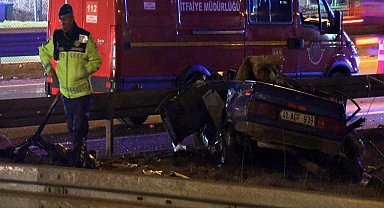Otomobil bariyerlere çarptı: 3 ölü