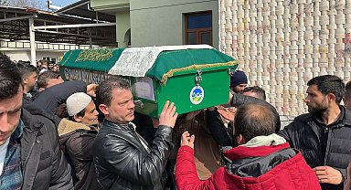 Otomobil bariyerlere çarptı: 3 ölü