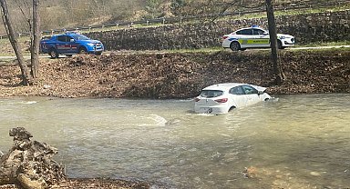 Otomobil dereye düştü; 2 yaralı