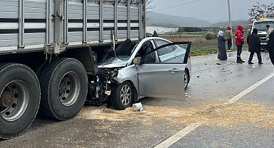 Otomobil, kamyonun altına girdi: 1 ağır yaralı