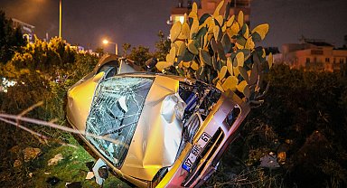 Otomobil metrelerce sürüklenip, ağaca çarptı; polis memuru öldü