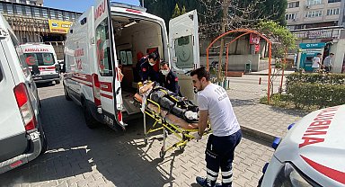 Otomobil, park halindeki TIR'a çarptı; 5 yaralı