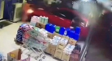 Otomobilin markete girdiği kaza kamerada