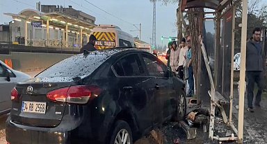 Otomobilin otobüs durağına daldığı kazada ağır yaralanan kişi kurtarılamadı