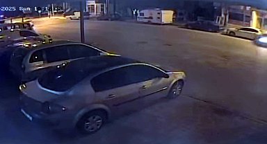 Otomobilin park halindeki 3 araca çarptığı kaza kamerada: 2 yaralı