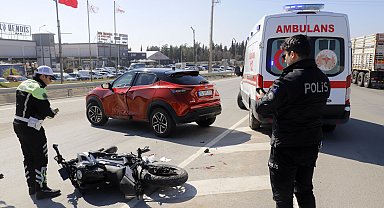 Otomobille çarpışan motosikletin ehliyetsiz ve kasksız sürücüsü ağır yaralandı