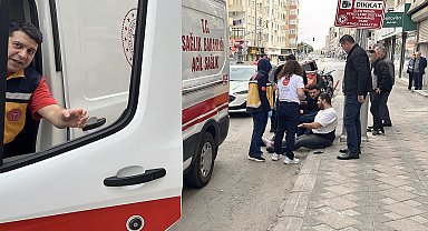 Otomobille çarpışan motosikletin sürücüsü kurye yaralandı