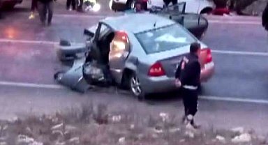 Otomobiller çarpıştı; baba ve kızı öldü, 4 kişi yaralandı