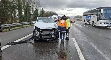 Otoyolda cip ile otomobil çarpıştı; 2 yaralı