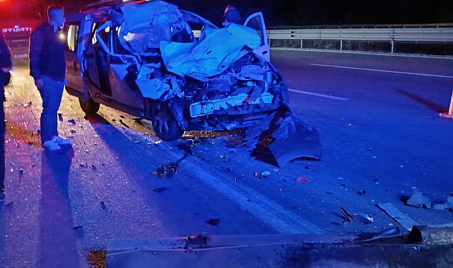 Otoyolda hafif ticari araç, TIR'a çarptı; 1 ölü 3 yaralı