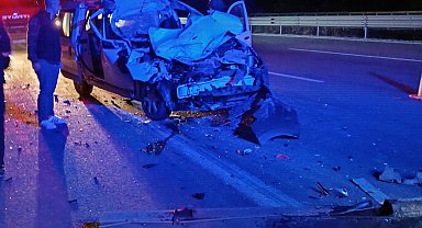 Otoyolda hafif ticari araç, TIR'a çarptı; 1 ölü 3 yaralı