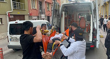 Oyun yüzünden tartıştığı 2 ev arkadaşını bıçakladı