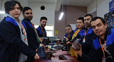 Özel bireyler hem meslek öğreniyor hem üretiyor