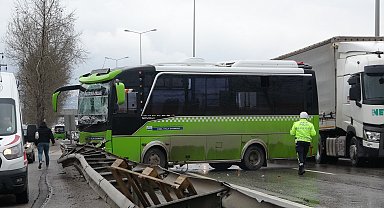 Özel halk otobüsü ile kamyonet çarpıştı; 3 yaralı
